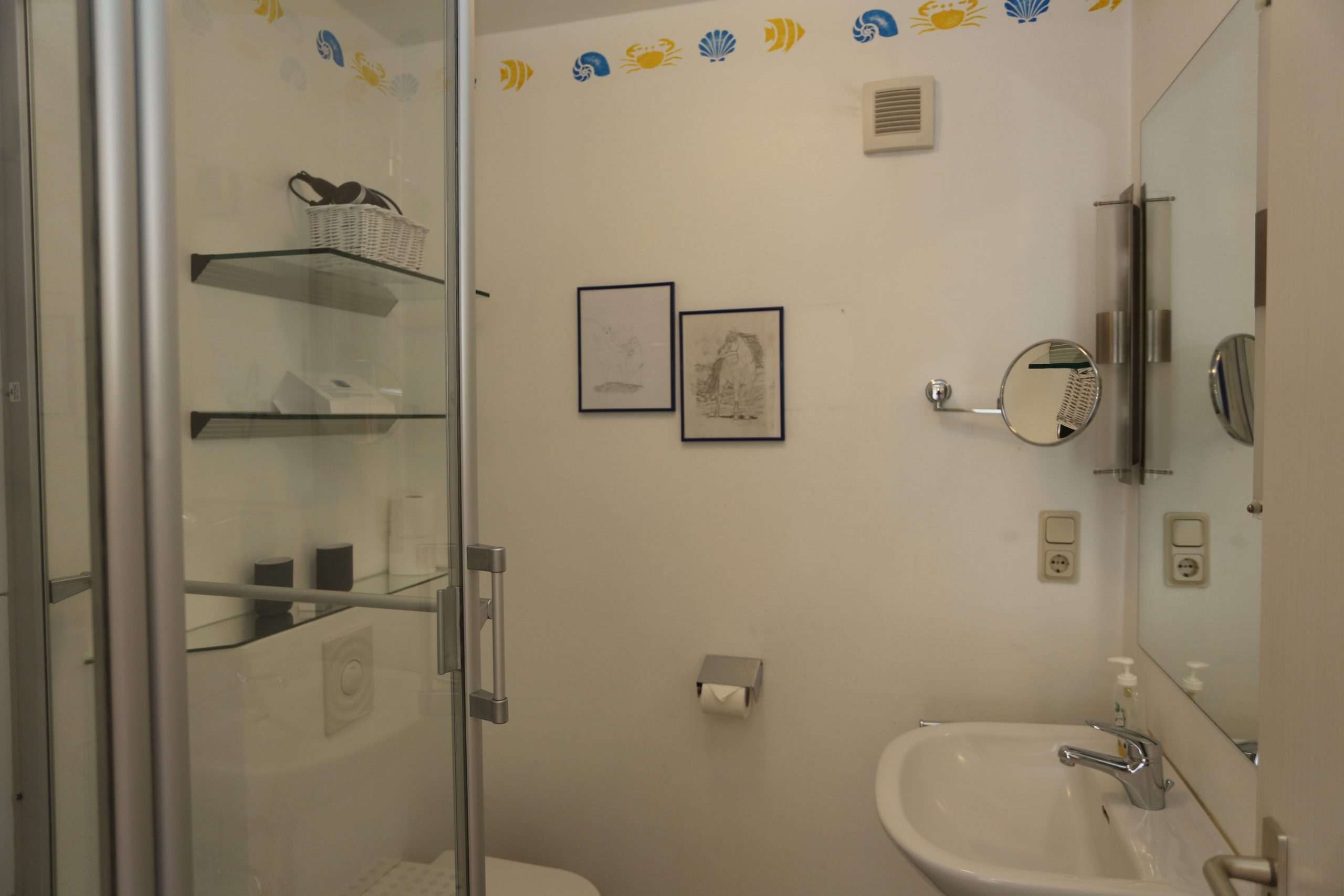Bad mit Dusche in der Ferienwohnung Ausguck