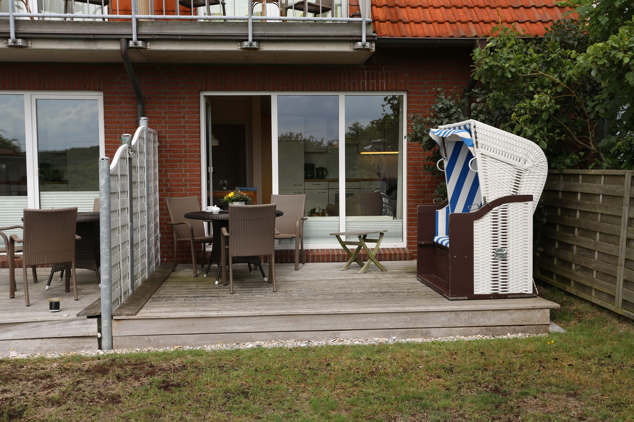 Terrasse der Ferienwohnung Backbord mit Strandkorb