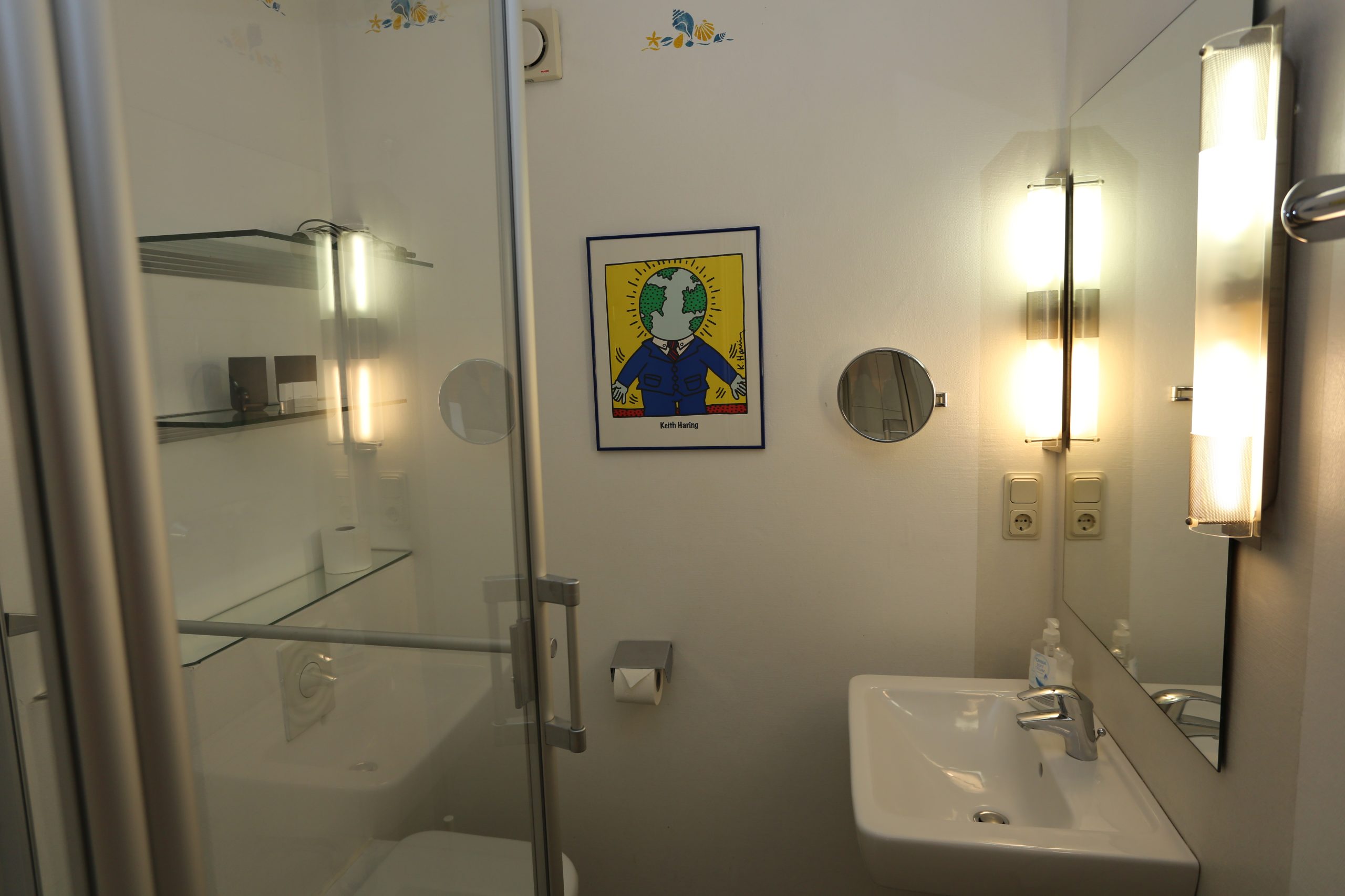 Bad mit Dusche in der Ferienwohnung Backbord