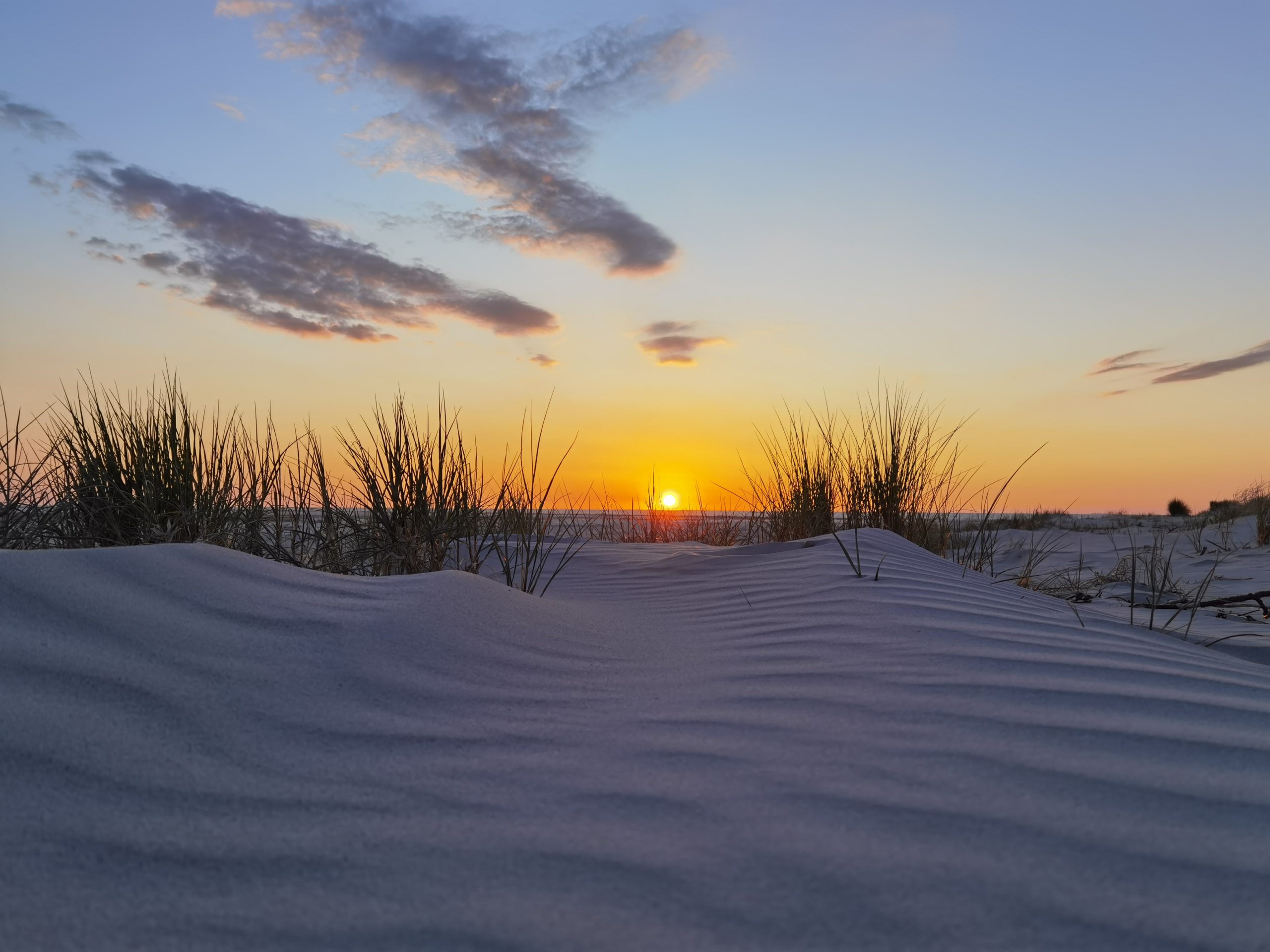 Sonnenuntergang hinter den Dünen auf Juist