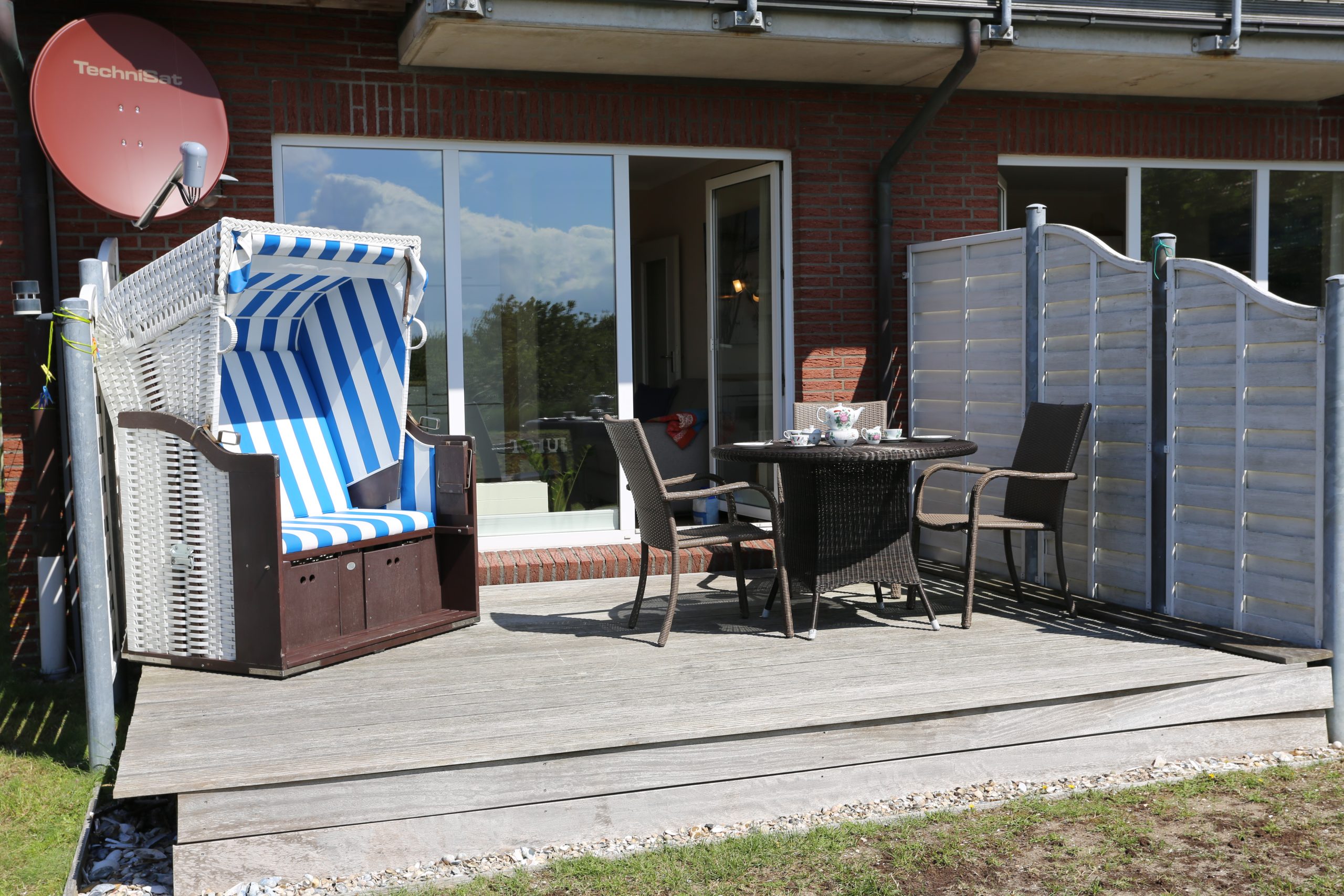 Terrasse der Ferienwohnung Steuerbord mit Strandkorb