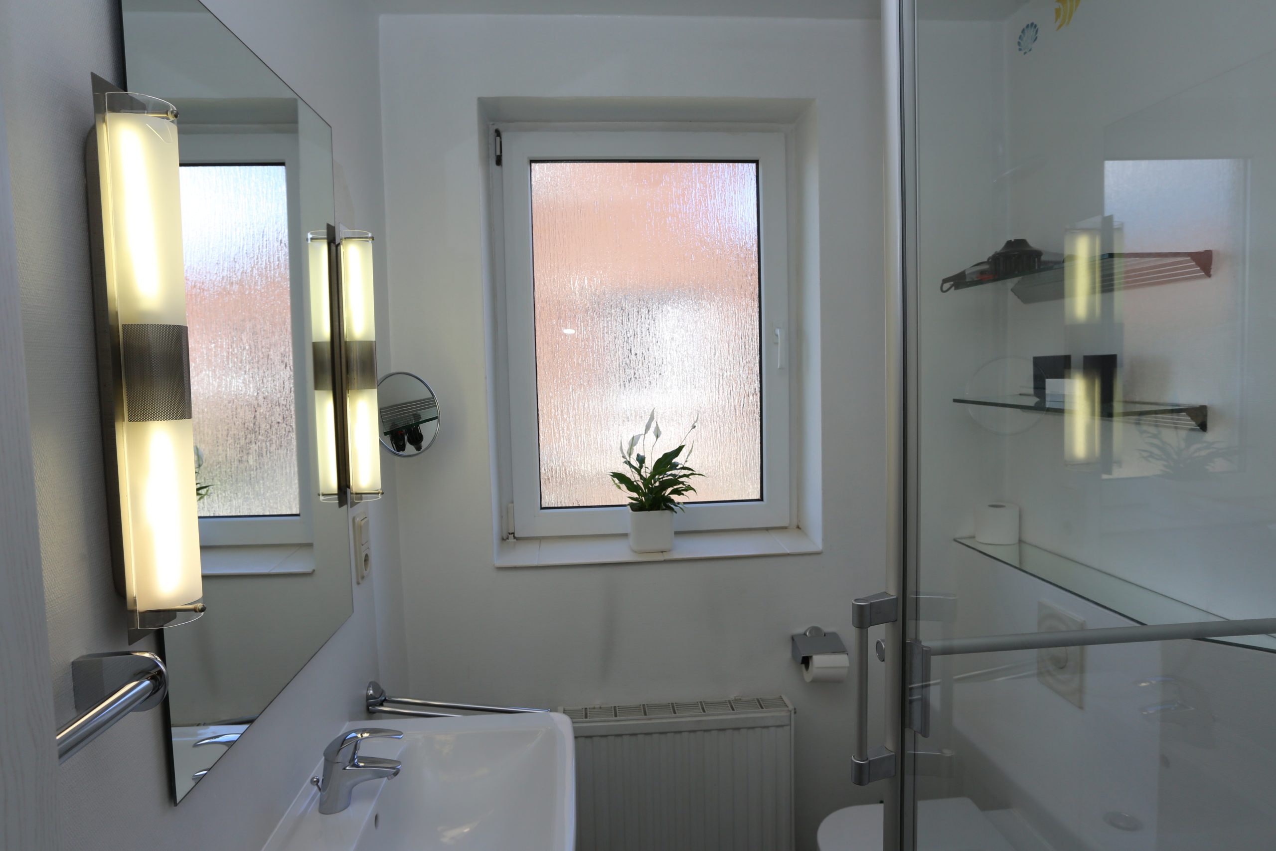 Bad mit Dusche in der Ferienwohnung Steuerbord
