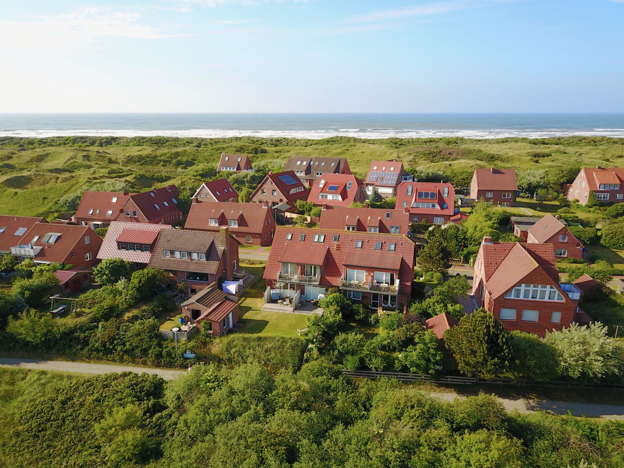 Haus Toplücht im Juister Loog mit Dünen und Nordsee