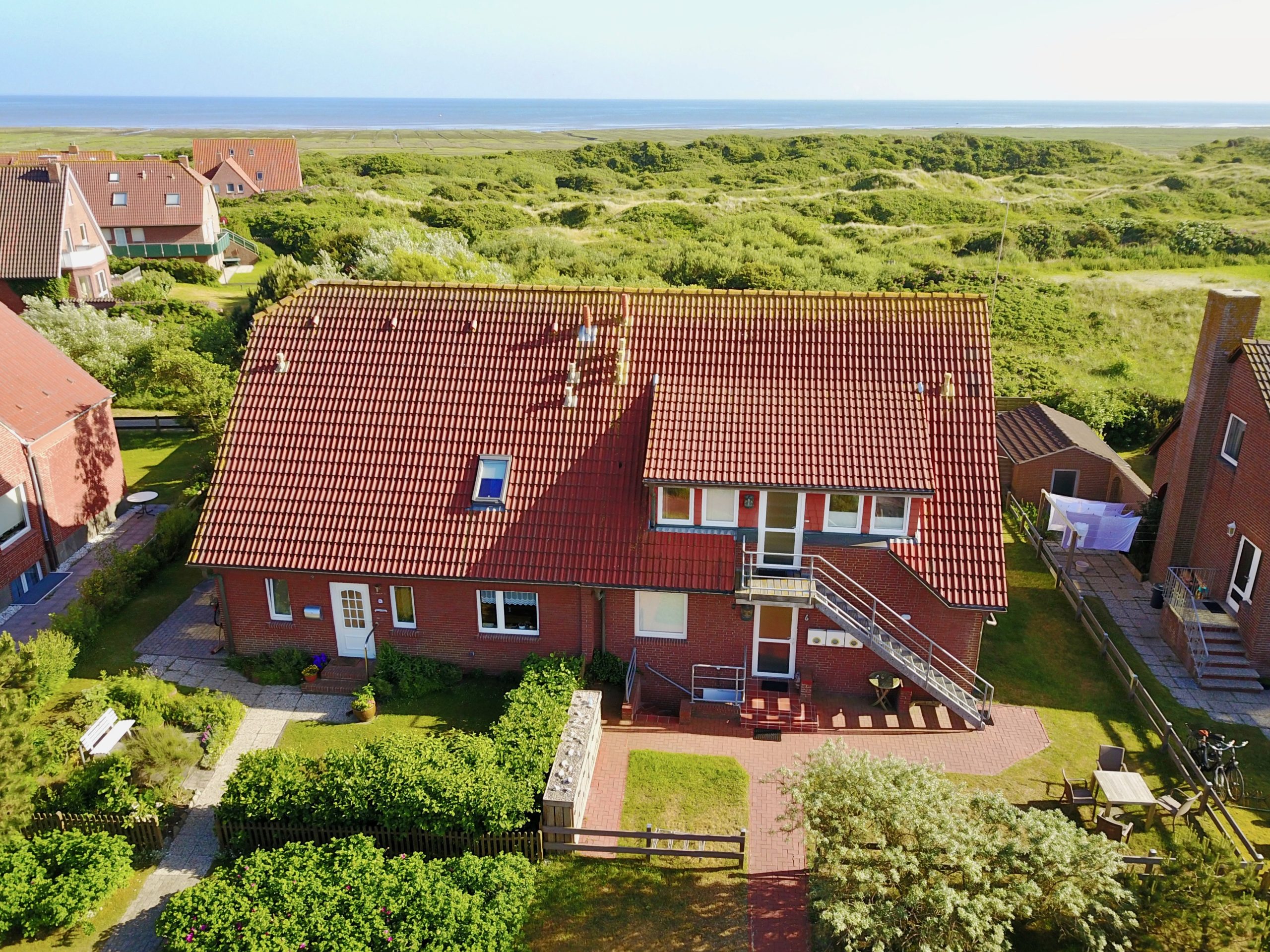 Vorderseite von Haus Toplücht mit dem Wattenmeer im Hintergrund
